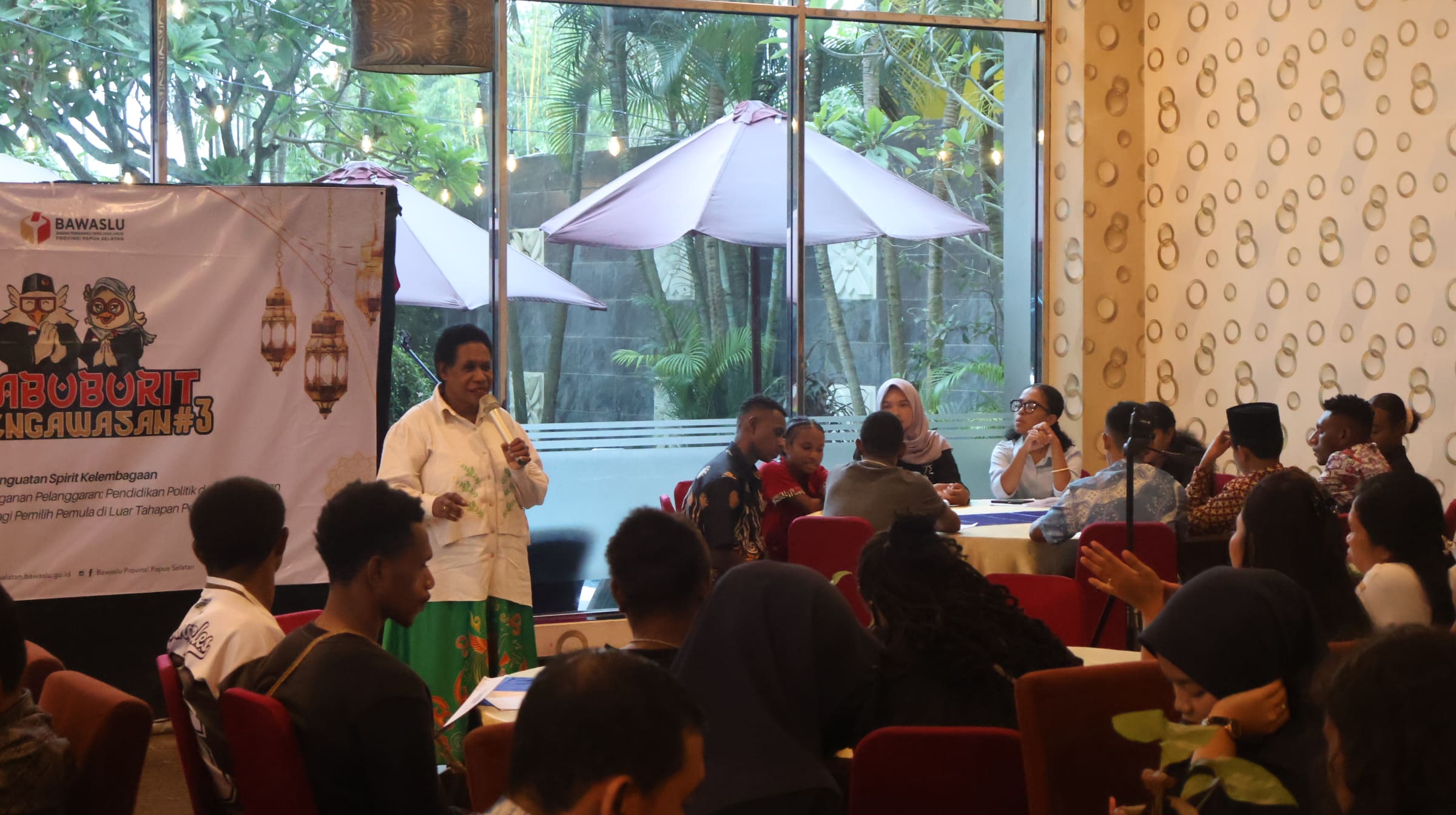 Koordinator Divisi Penanganan Pelanggaran, Data dan Informasi, Yustina Weyrop, memberikan edukasi kepada 60 Pelajar SMA di Merauke mengenai Politik Uang