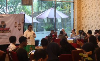 Koordinator Divisi Penanganan Pelanggaran, Data dan Informasi, Yustina Weyrop, memberikan edukasi kepada 60 Pelajar SMA di Merauke mengenai Politik Uang